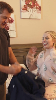Tengere tiener Haley Spades krijgt haar eerste grote lul op een pyjamafeestje met stiefvader