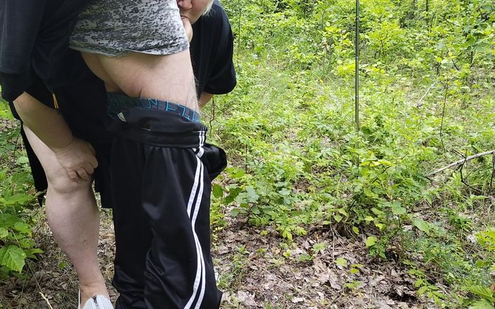 Zona901: Vecina chupa mi polla en un parque y traga semen...