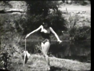 Vintage Usa: Сексуальна молода сучка любить грати у вінтажних сексуальних відео