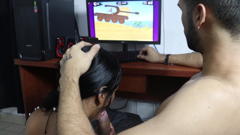 Perlahot69: Krásná kolumbijská dívka vstoupí do pokoje svého vousatých nevlastních bratrů...