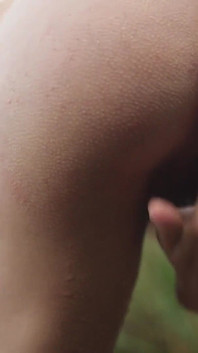 My18teens - minyon kız Nicole doğada amını parmaklıyor