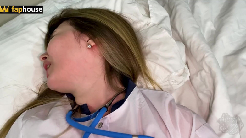 Alina Rai: Özel klinik hastası evli hemşireyi amından ve götünden sikiyor. ... Tly,...