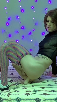 La ragazza trans Ria bentley gioca con il culo e viene sul viso