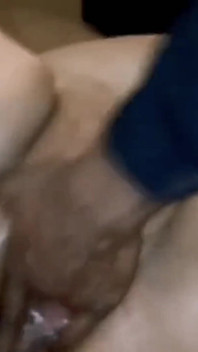 Mio marito si sditalina il mio clitoride con le dita che geme orgasmi