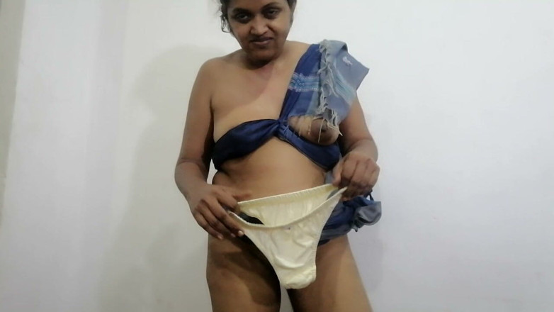 Tina Baby: Matură sexy desi agățată 3 - se uită la TV, îi urmăresc decolteul