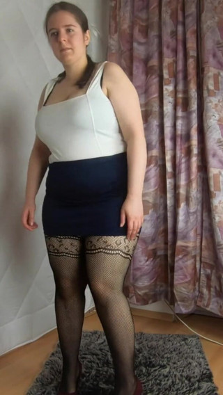 Lingerie Review: Mini-jupe talons et bas résille non censurés
