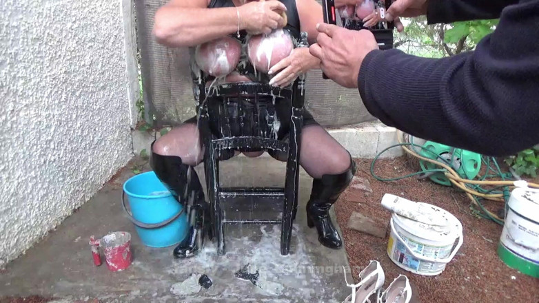 Julie Cunningham: Set021 Assis sur une chaise de bondage, lavage de seins...