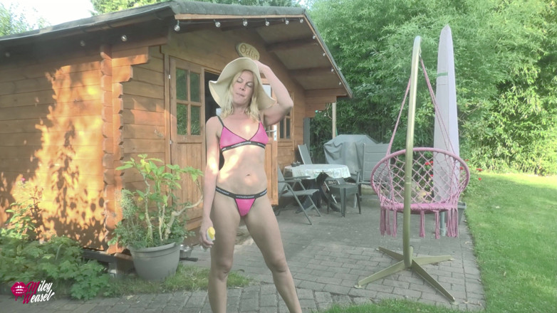 Miley Weasel: Blonde slet heeft 4 weken geen seks gehad!!