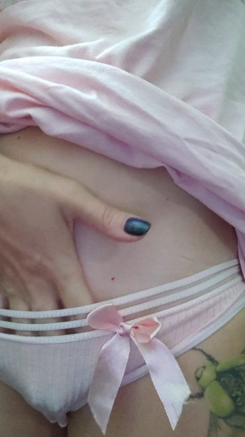 Risky Hairy Couple: MILF dalam pakaian merah jambu duduk di muka awak