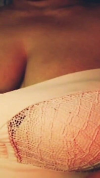 Reggiseno da ragazza calda spettacolo di grandi tette.