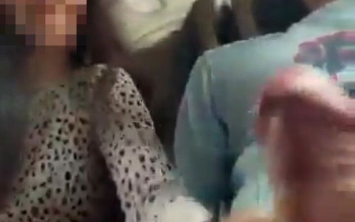 Hotfuck20: Branlette dans un bus