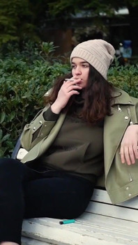 Si rambut coklat muda sedang bersiar-siar tanpa gangguan dengan rokok Allwhite 120mm