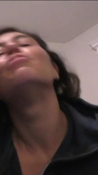 継母がエロティックくすぐりセッションで彼女の男の子にお金を払わせるように逃げることはありません