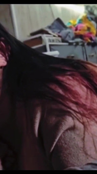 Slutty lexi visar upp fötterna och berättar hur du drar din kuk