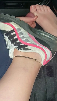 Schöner Footjob im auto, fußfetisch