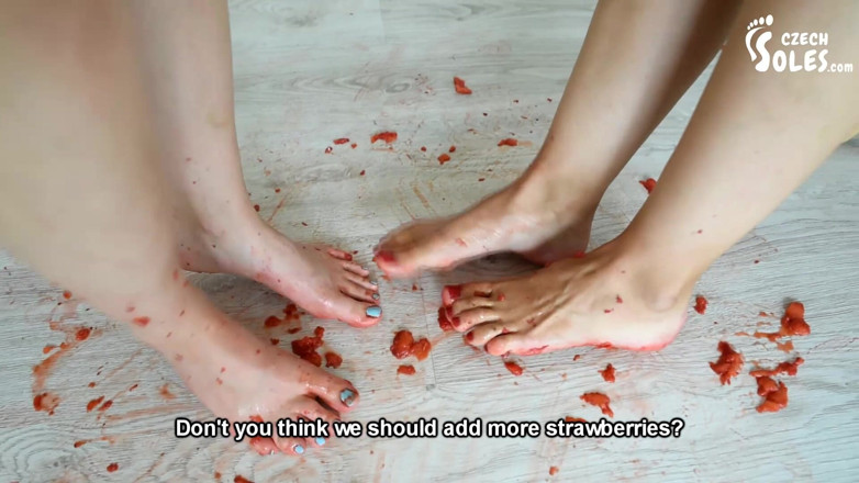 Czech Soles - foot fetish content: Dua gadis kaki seksi menghancurkan stroberi di bawah sol mereka