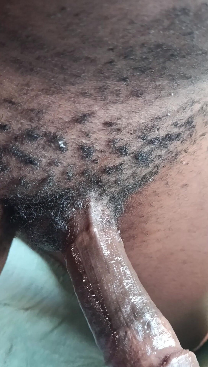 Kenyandick: Cận cảnh con cu đen bôi dầu và cọ xát nó...