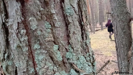 Afemeria: Maskierte brünette im wald erwischt und schwanz gelutscht
