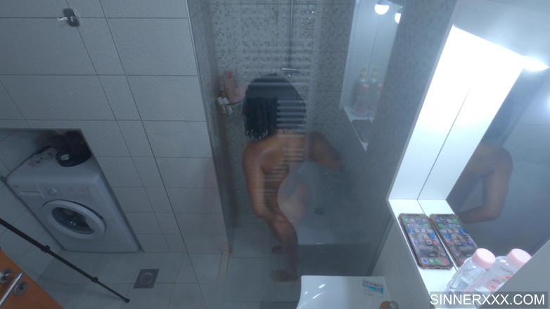 Sinners World: Grande culo ebano scopata duro in doccia - Kiki minaj