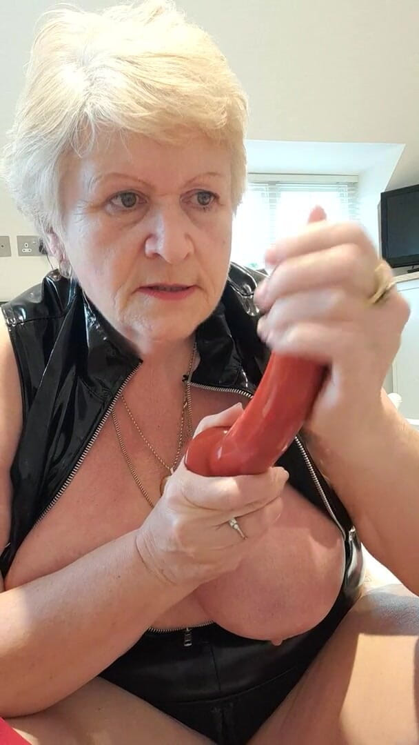 Uk Joolz: J.O.I in PVC con il mio strapon rosso e stivali...