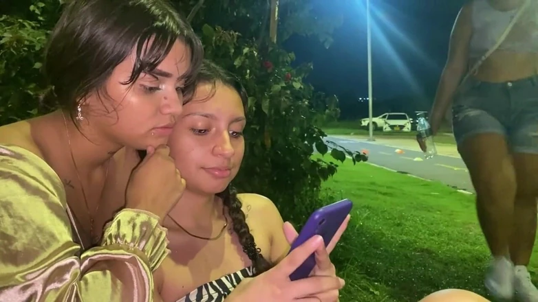 DAYANNA: Jdu ven a najdu někoho na šukání, protože jsem nadržená a šukám...