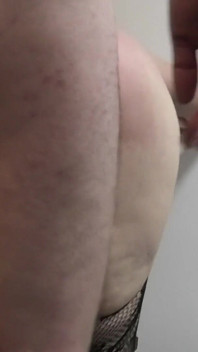 Tombul yüksek sesle inleyen orta yaşlı seksi kadın yarın yokmuş gibi şaplak atıyor ve sert sikiliyor
