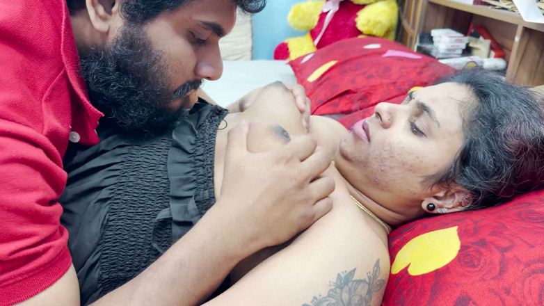 Vaigavarun45: Une Malaisienne se fait sucer les seins sans arrêt par...