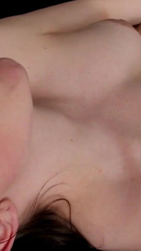 Une MILF brune séduisante se doigte jusqu’à l’extase