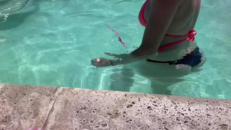 Artemisia Love: W basenie w bikini