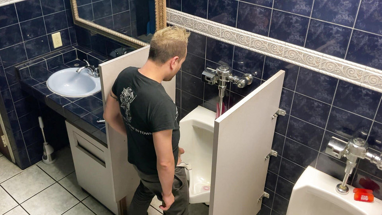 KoreanItalian: 레스토랑의 남성 방에서