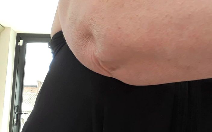 Uk Joolz: 差点被抓包...乳房悬垂