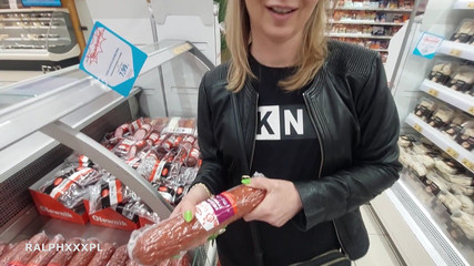 RalphXXXpl: Alışveriş yaparken onunla tanıştım, umumi bir tuvalette bana sakso çekiyor ve...