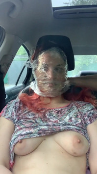 Plastikowa owijanie oddechu w samochodzie na zewnątrz