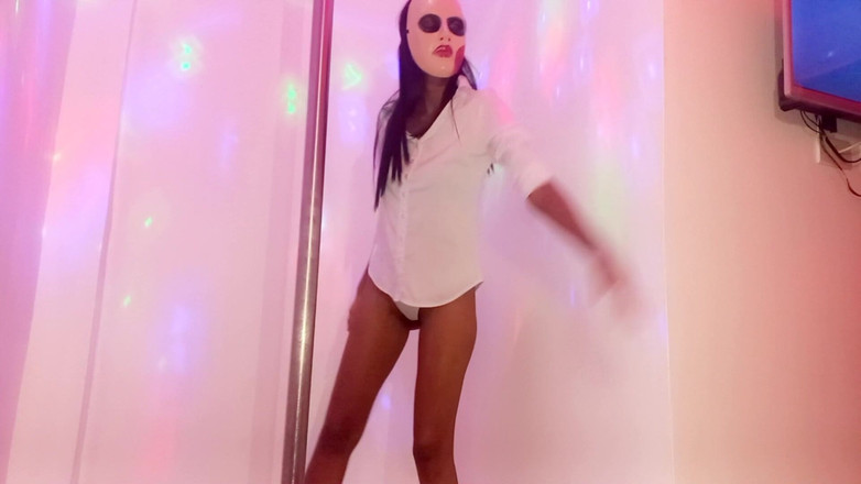 NEGRITA SEXY: 色情黑发女郎决定在钢管上跳舞，因为她看到她的继兄弟把他的鸡巴伸进他的女朋友