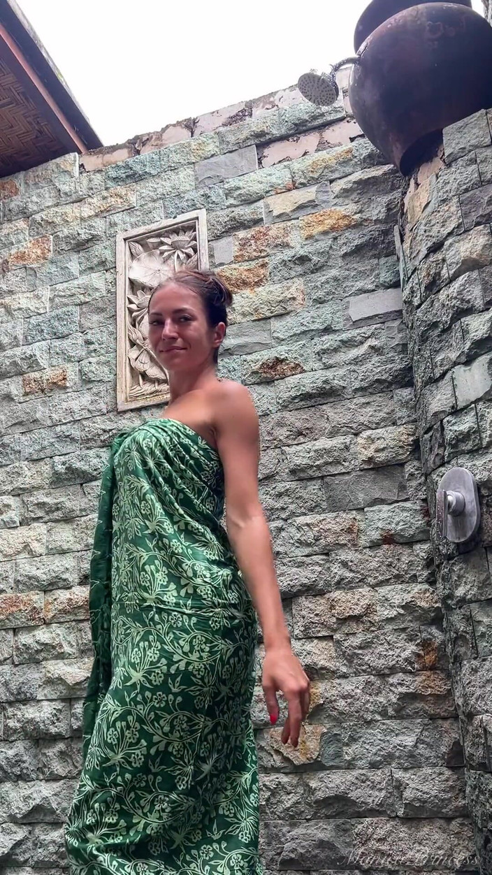 Princess Monica: 空の下で裸でシャワーを浴びる