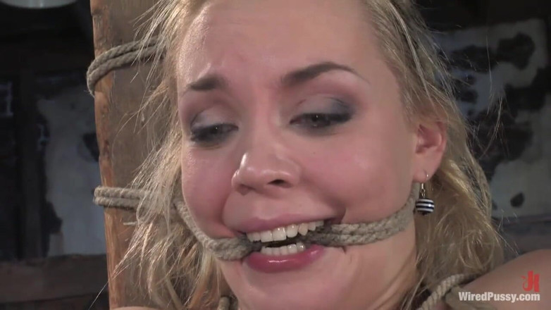 Wired Pussy by Kink: Annette Schwarz - Przewodowa cipka autorstwa Kink