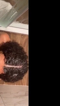 Sexo cachondo en la ducha con winterdoll trans