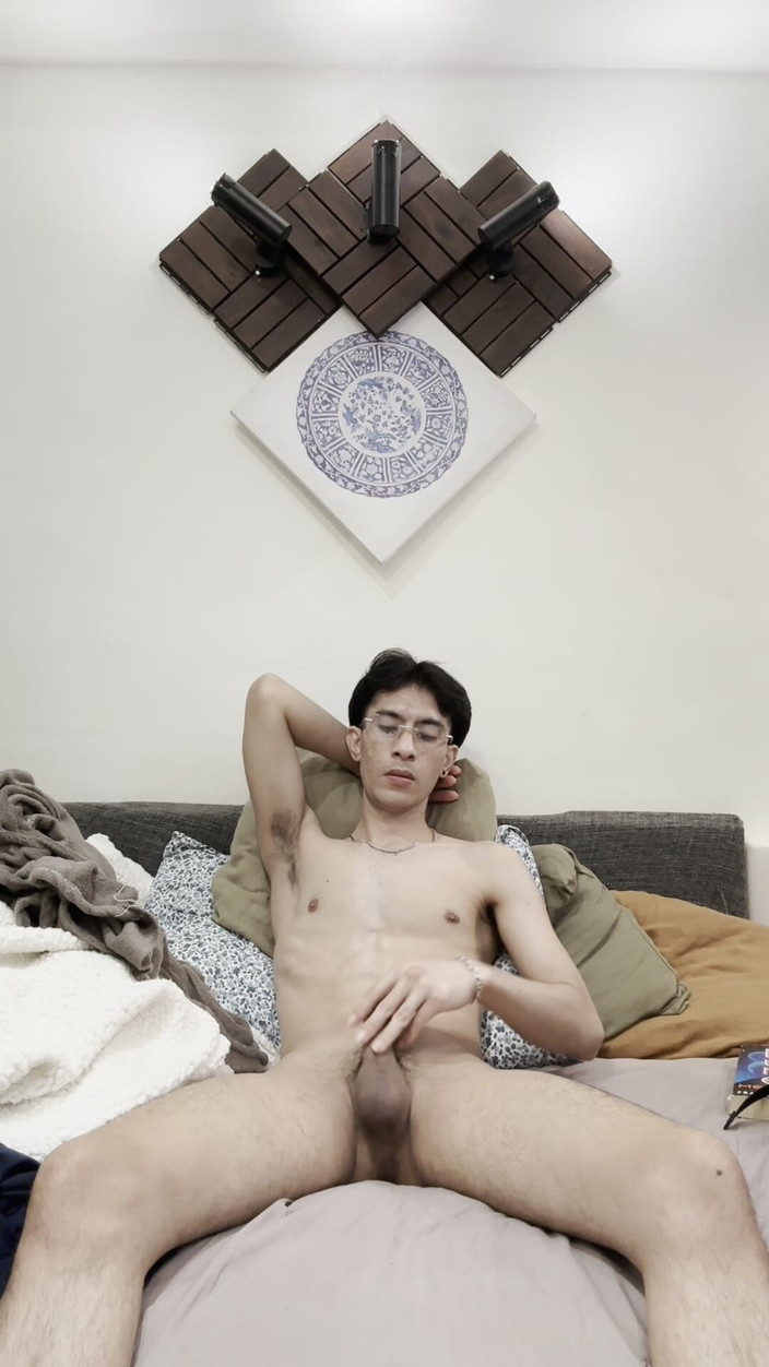 BigMacDriller: Sevimli iri güzel kadın büyük yarağını sıvazlıyor!