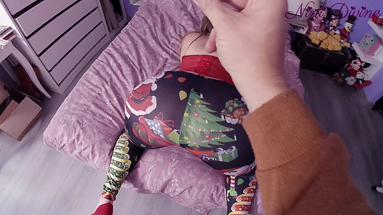 Nini Divine: 크리스마스의 마법을 이용해 자연스러운 큰 엉덩이를 만들어 행복해보세요!