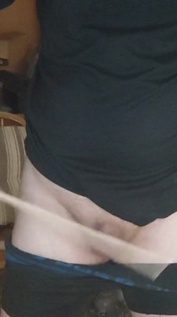 Amateurboy holí svého malého citlivého ptáka
