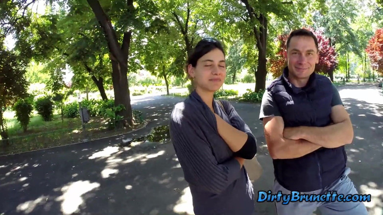 Dirty Brunette: Saya berani dia bermain dengan seluar jeans palung pepeknya di...