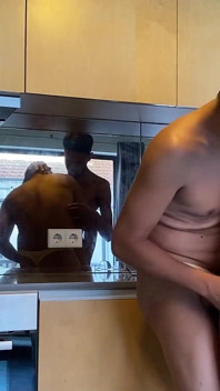 Ge det till den mager mannen med den stora kuk i köket i bara trosor