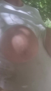 Julie Cunningham - 피크닉 장소 POV 셀카 스틱에서 섹시한 컷 탑 거대한 젖탱이 바운스
