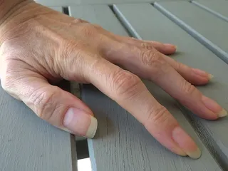 Lady Victoria Valente: Only long natural fingernails