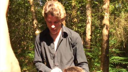 Slutty Milf: Dreier-sex mit dünner MILF im wald