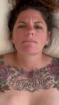 Carrie Capri se folla con consolador y se corre duro!!