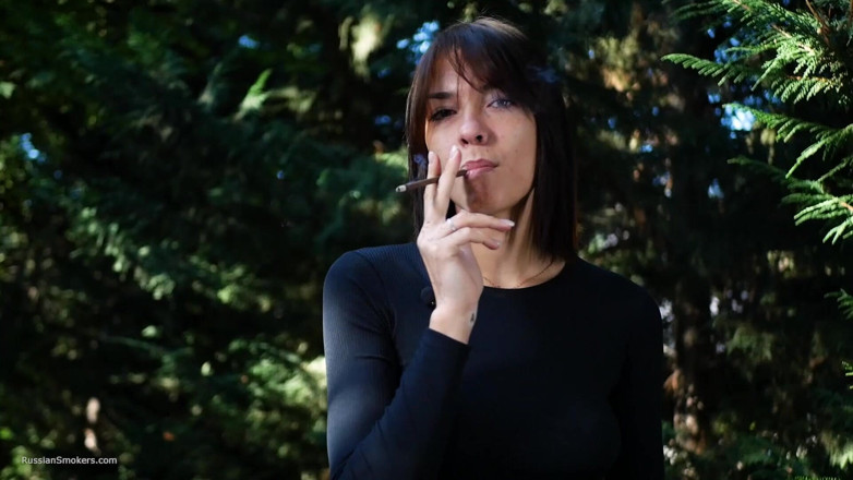 Russian Smokers: Si cantik Rusia manis merokok di luar rumah