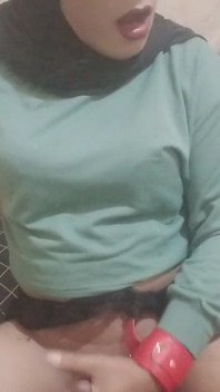 Asian Hijab Shemale Jerking off Her Dick