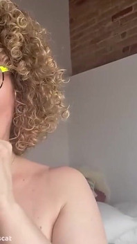 Merce berpose sensual dengan lingerie kuning, besar