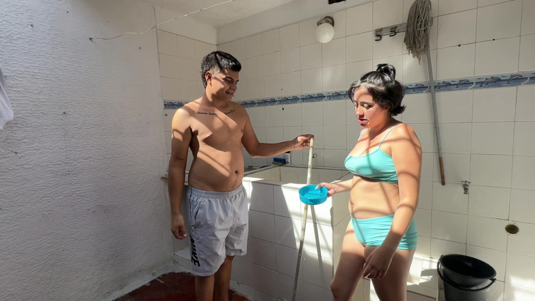ManuelaAlvarez: J’aide ma demi-sœur sexy au gros cul à se toiletter dans...